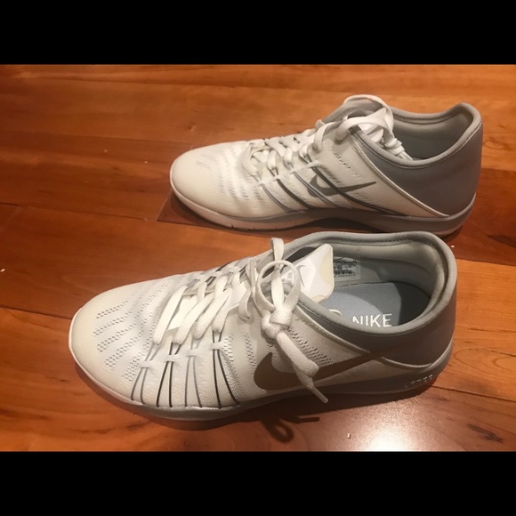 Women’s Nike Sneakers - Picture 4 of 5
